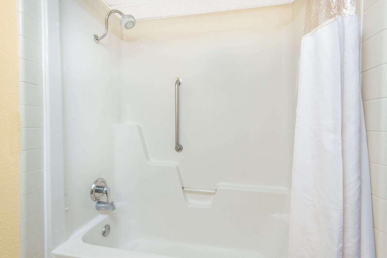 Sky-Palace Inn & Suites Wichita East المظهر الخارجي الصورة
