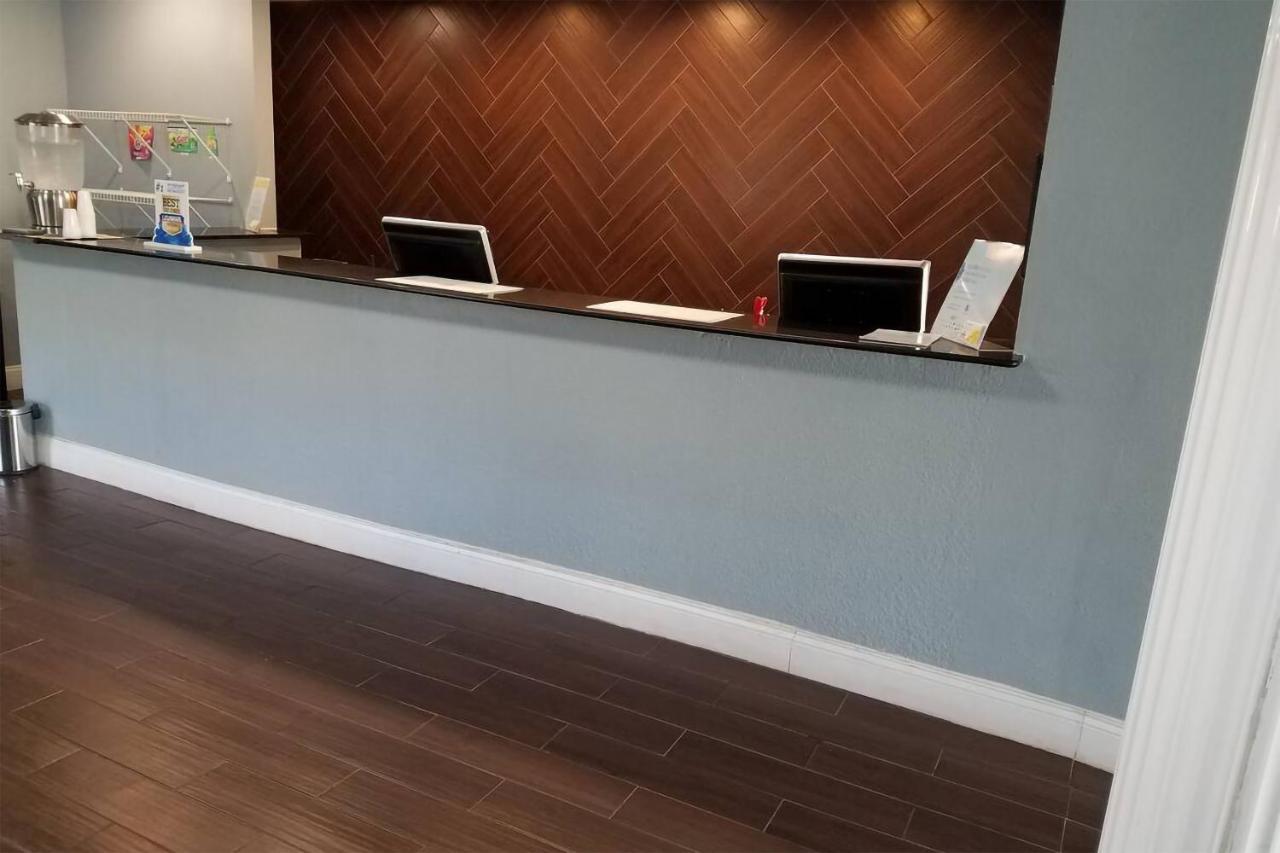Sky-Palace Inn & Suites Wichita East المظهر الخارجي الصورة