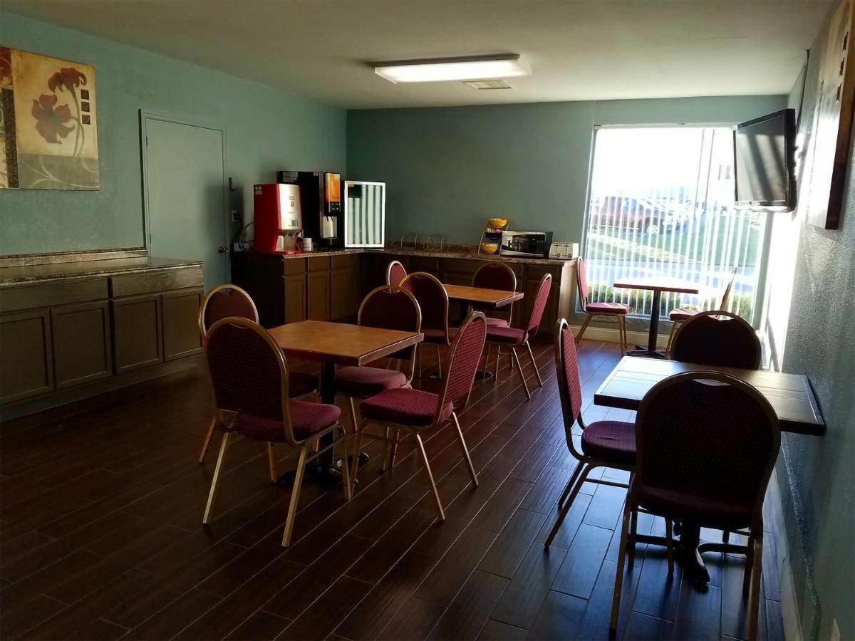 Sky-Palace Inn & Suites Wichita East المظهر الخارجي الصورة