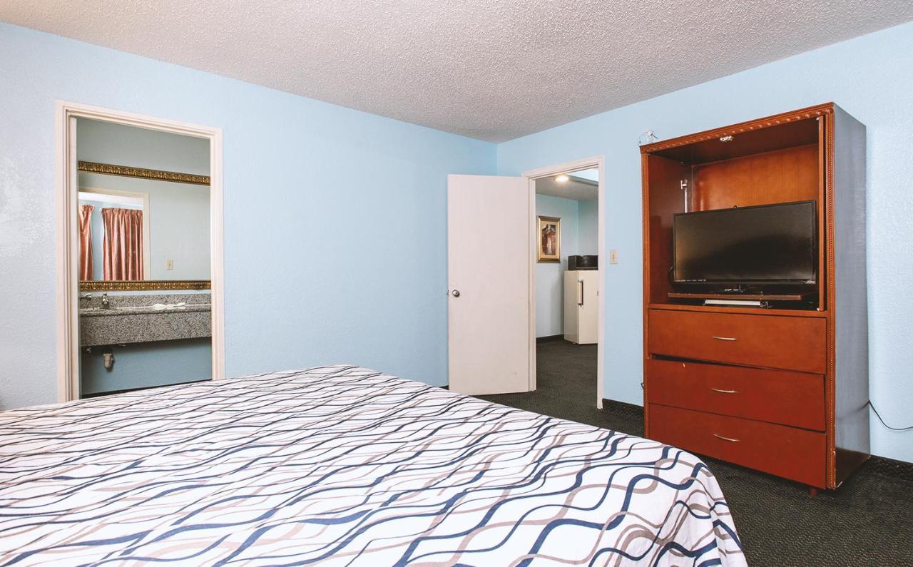 Sky-Palace Inn & Suites Wichita East المظهر الخارجي الصورة
