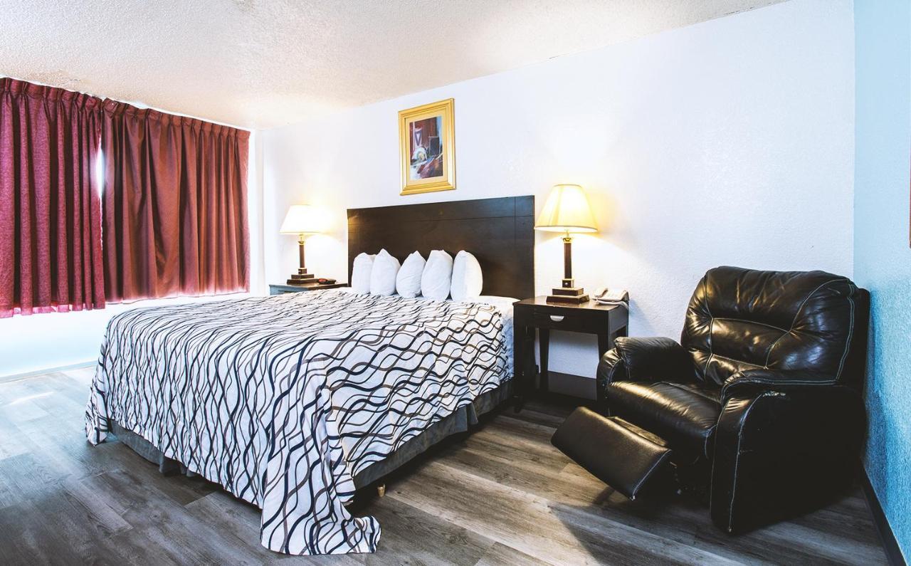 Sky-Palace Inn & Suites Wichita East المظهر الخارجي الصورة