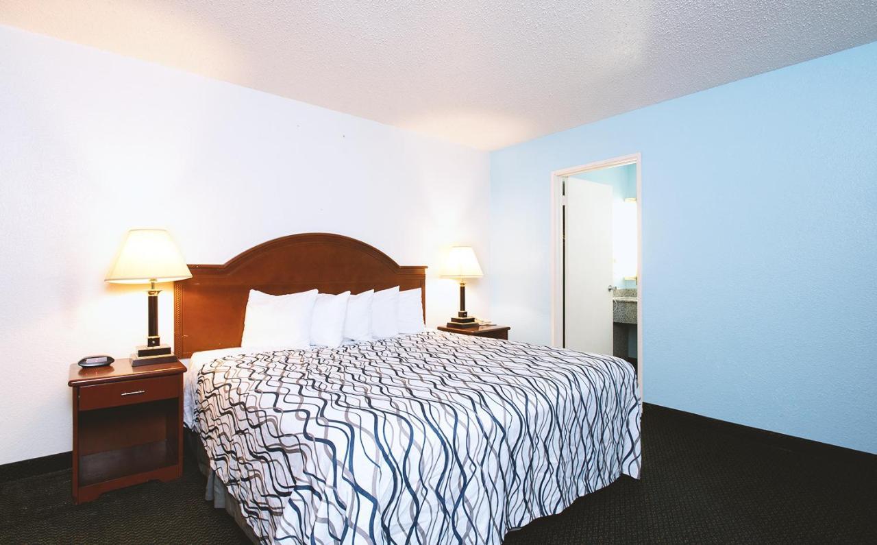 Sky-Palace Inn & Suites Wichita East المظهر الخارجي الصورة